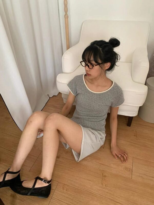 一派輕鬆狀色滾邊碎花圖案短袖上衣