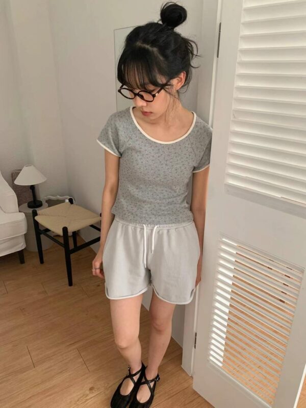 一派輕鬆狀色滾邊碎花圖案短袖上衣