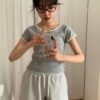 一派輕鬆狀色滾邊碎花圖案短袖上衣