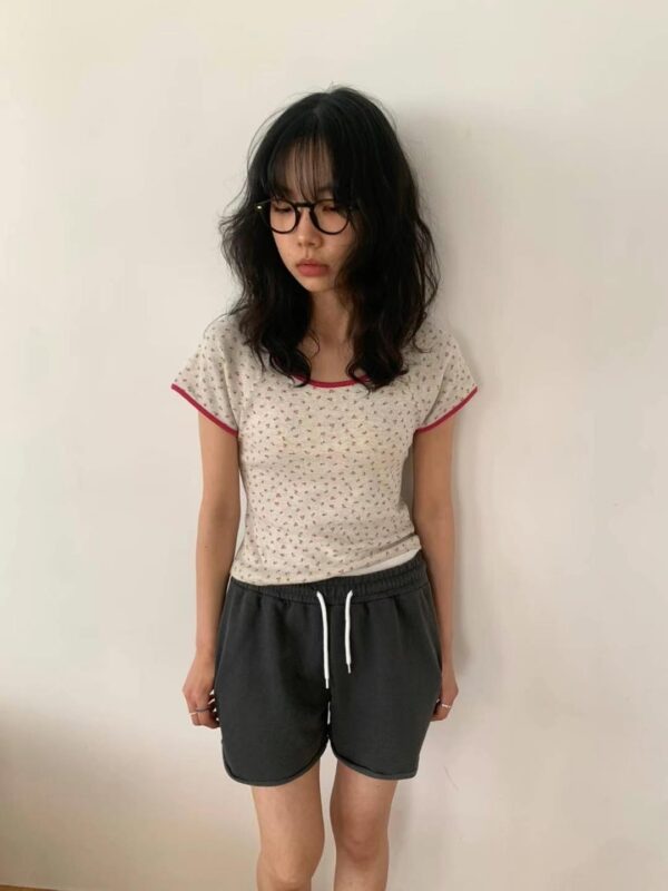 一派輕鬆狀色滾邊碎花圖案短袖上衣