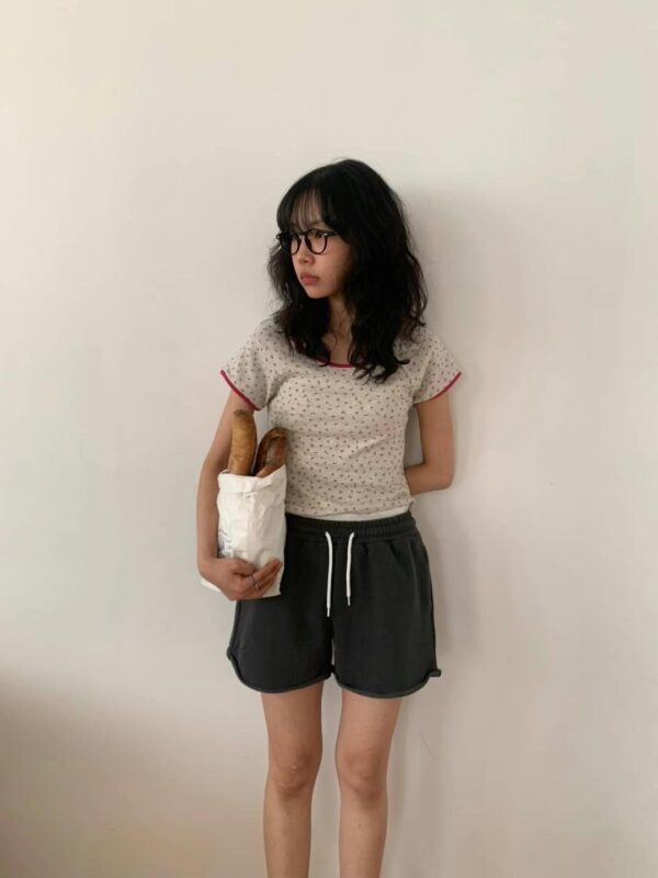 一派輕鬆狀色滾邊碎花圖案短袖上衣