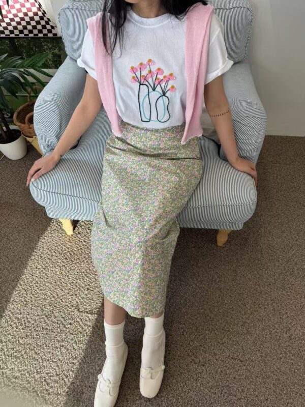 晨光裡盛開刺繡小花短袖T恤
