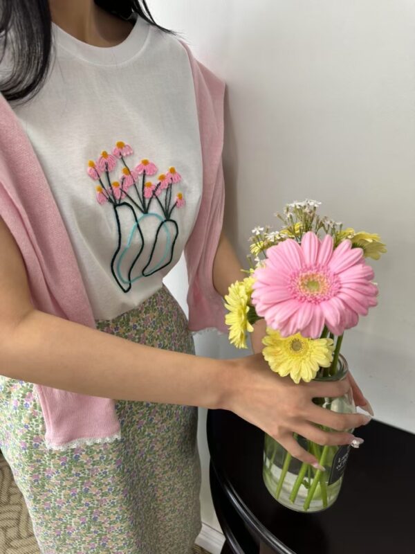 晨光裡盛開刺繡小花短袖T恤