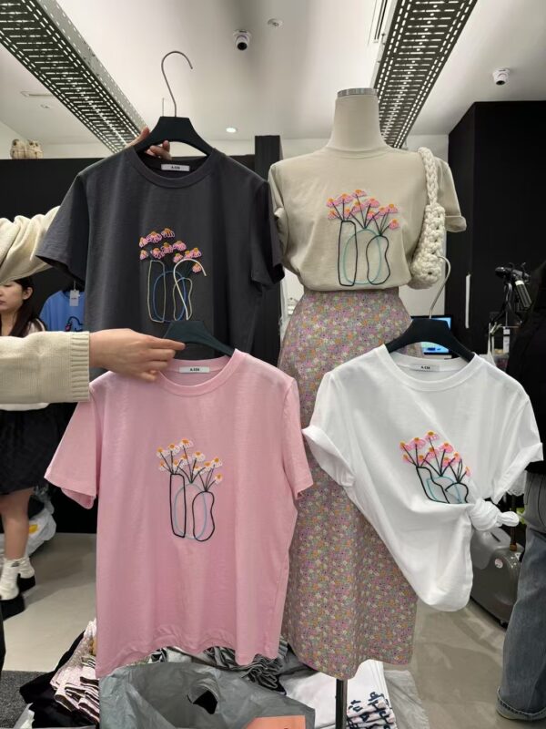晨光裡盛開刺繡小花短袖T恤