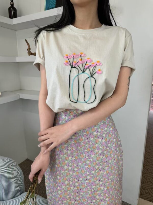 晨光裡盛開刺繡小花短袖T恤
