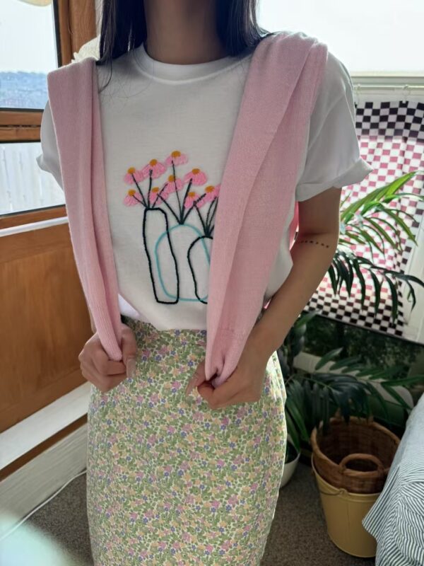 晨光裡盛開刺繡小花短袖T恤