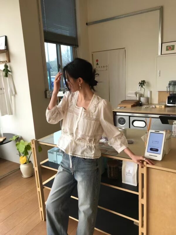 花語輕吟方領刺繡襯衫