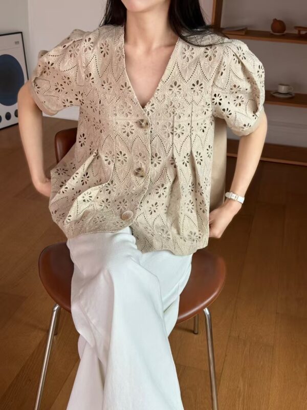 諾頓莊園下擺打折蕾絲雕花上衣