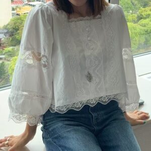 超美~蕾絲雕花方領襯衫