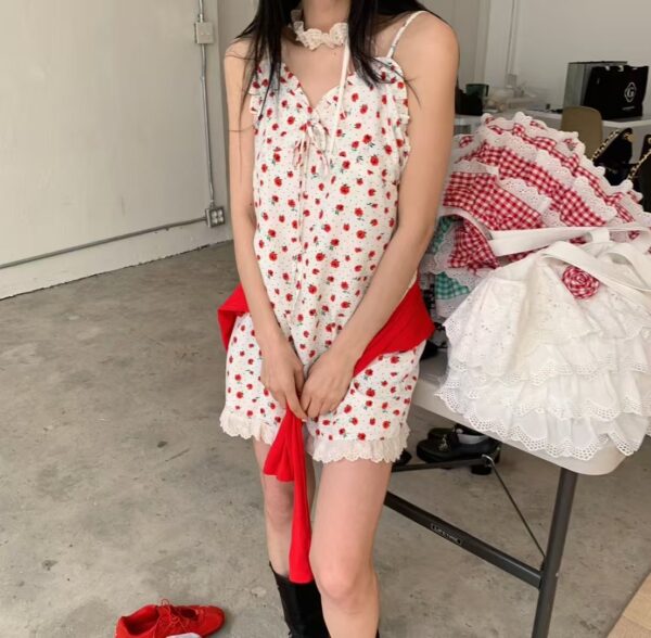 蕾絲邊碎花細肩帶洋裝