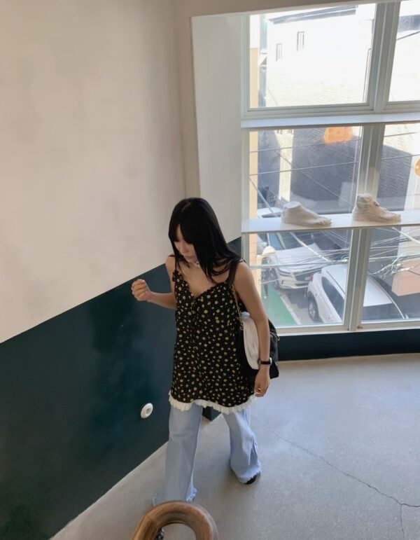 蕾絲邊碎花細肩帶洋裝