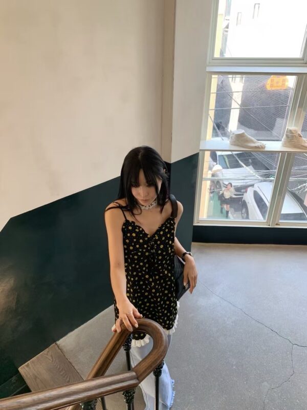 蕾絲邊碎花細肩帶洋裝