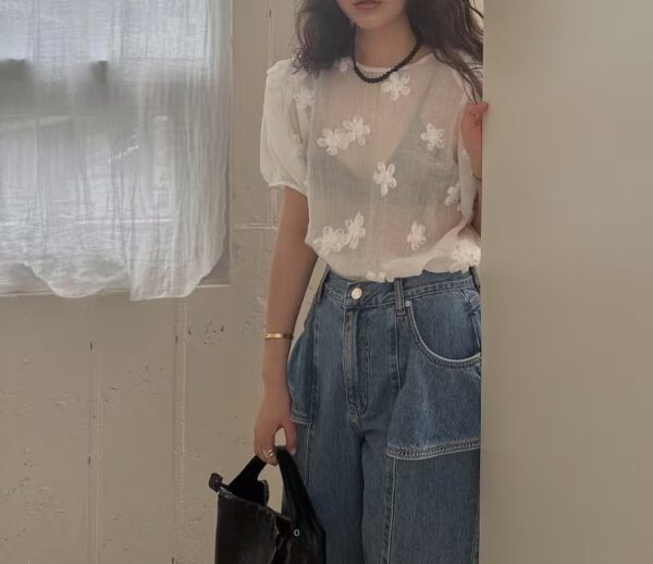 浮雕花朵泡泡袖襯衫